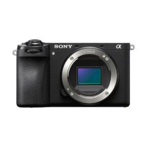 sony_a6700_04 Etukuva mustasta Sony A6700 -järjestelmäkameran rungosta, jossa on E-mount-objektiivin kiinnitys ja näkyvä kuvakenno ilman objektiivia.