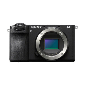 Etukuva mustasta Sony A6700 -järjestelmäkameran rungosta, jossa on E-mount-objektiivin kiinnitys ja näkyvä kuvakenno ilman objektiivia.
