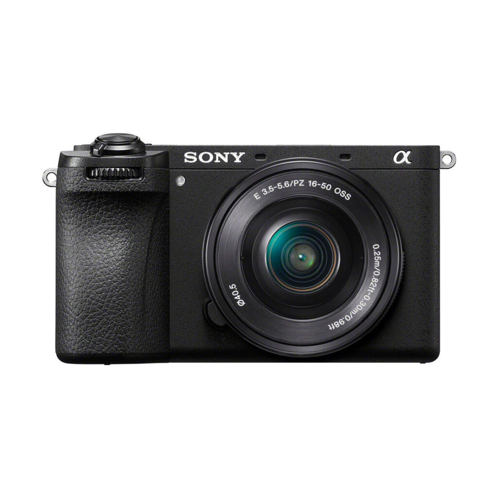 sony_a6700_16-50mm_02 Musta Sony A6700 peilitön kamera, jossa on 16-50mm f/3.5-5.6 PZ OSS -objektiivi, edestä kuvattuna valkoista taustaa vasten.