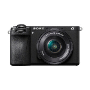 sony_a6700_16-50mm_02 Musta Sony A6700 peilitön kamera, jossa on 16-50mm f/3.5-5.6 PZ OSS -objektiivi, edestä kuvattuna valkoista taustaa vasten.