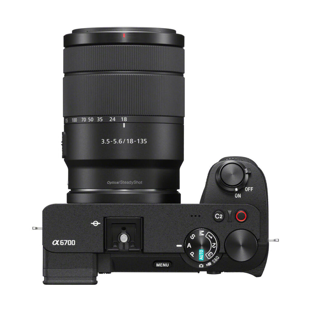 sony_a6700_18-135mm_01 Sony A6700 + 18-135mm f/3.5-5.6 OSS (100€ + 125€ kampanja) ylhäältä, jossa näkyvät moodivalitsin, virtakytkin, suljinpainike ja ohjauspainikkeet.
