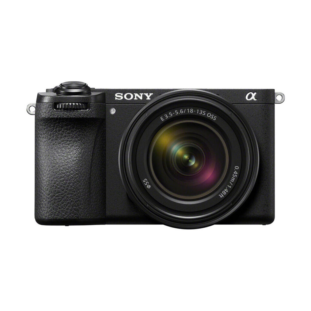 sony_a6700_18-135mm_02 Etukuva Sony A6700 -peilittömästä kamerasta, jossa on 18-135mm f/3.5-5.6 OSS-zoom-objektiivi, musta runko, kuvioitu kahva ja näkyvä Sony-logo objektiivin yläpuolella.