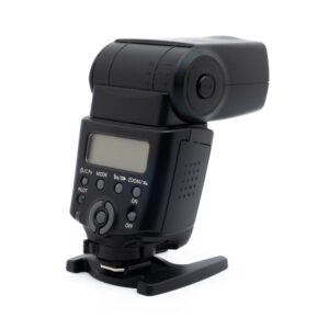 Canon Speedlite 430EX II - Käytetty, musta ulkoinen kamerasalama, jossa on nestekidenäyttö ja ohjauspainikkeet, on esillä pienellä muovijalustalla valkoista taustaa vasten.