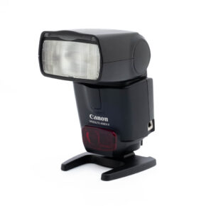 Canon Speedlite 430EX II - Käytetty ulkoinen salama, jossa on suorakulmainen pää ja säädettävä jalusta, näkyy valkoisella taustalla.