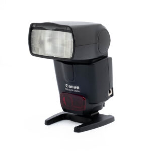 Canon Speedlite 430EX II - Käytetty ulkoinen salama, jossa on suorakulmainen pää ja säädettävä jalusta, näkyy valkoisella taustalla.
