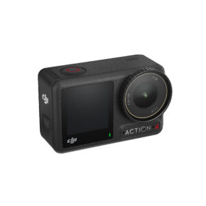 DJI_Osmo_Action_4_Standard_Combo_001 Musta DJI Osmo Action 4 Standard Combo -toimintakamera, jossa on etunäyttö, laajakulmaobjektiivi ja ylä-/sivupainikkeet, kuvattuna kulmasta, jotta sen brändi ja kompakti muotoilu tulevat esiin.