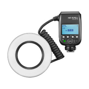 Godox MF-R76C TTL Macro Ring Flash for Canon on musta digitaalikameran rengassalama, jossa on pyöreä valo, kierrejohto ja ohjausyksikkö LCD-näytöllä; yhteensopiva Godox AD300 Pron kanssa.