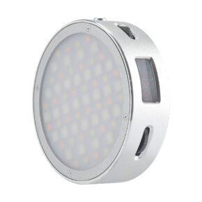 Godox_R1_001 Godox R1 on pyöreä, hopeanvärinen LED-valaisin, jossa on himmeä etulinssi, sivusäätönupit ja pieni digitaalinäyttö valokuvaus- tai videokäyttöön.