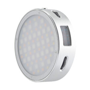Godox_R1_001 Godox R1 on pyöreä, hopeanvärinen LED-valaisin, jossa on himmeä etulinssi, sivusäätönupit ja pieni digitaalinäyttö valokuvaus- tai videokäyttöön.