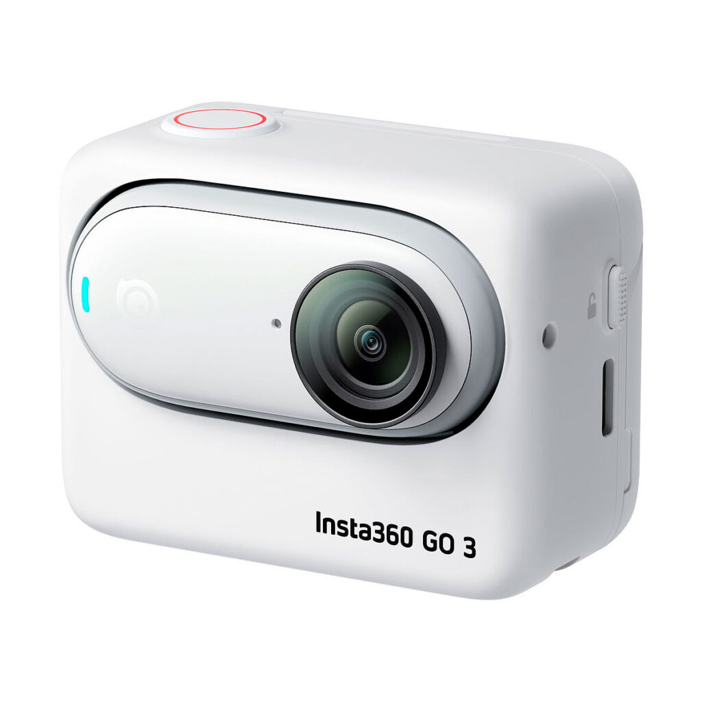 Insta360_Go_3_001 Insta360 Go 3 (64 GB) on valkoinen toimintakamera, jossa on näkyvä linssi, pieni sininen etulediodi, pyöristetyt reunat ja minimalistinen muotoilu.