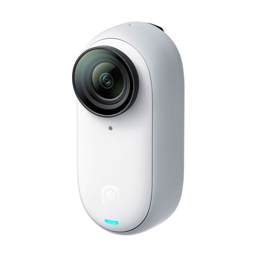 Insta360_Go_3_005 Insta360 Go 3 (64 GB) on kompakti, valkoinen, soikean muotoinen toimintakamera, jossa on suuri linssi etupuolella ja pieni sininen LED-ilmaisin sen alapuolella, ja joka on kuvattu pystyasennossa valkoista taustaa vasten.