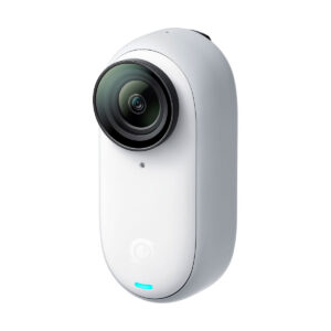 Insta360_Go_3_005 Insta360 Go 3 (64 GB) on kompakti, valkoinen, soikean muotoinen toimintakamera, jossa on suuri linssi etupuolella ja pieni sininen LED-ilmaisin sen alapuolella, ja joka on kuvattu pystyasennossa valkoista taustaa vasten.