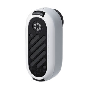 Insta360_Go_3_006 Insta360 Go 3 (64 Gt) on kompakti, soikean muotoinen, valko-musta elektroniikkalaite, jossa on pyöreä tuuletusaukko ja vinot harjanteet mustalla puolella, kuvassa kulmassa valkoista taustaa vasten.