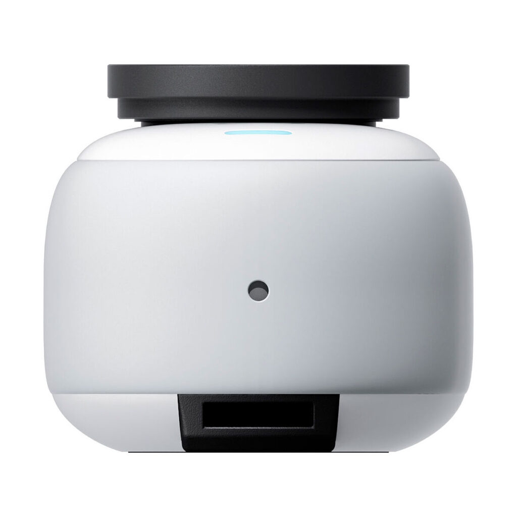 Insta360_Go_3_007 Lähikuva Insta360 Go 3:sta (64 gb), valkoisesta ja mustasta elektroniikkalaitteesta, jossa on pyöreä yläosa, keskellä pyöreä tunnistin ja suorakulmainen aukko alareunassa, valkoista taustaa vasten.