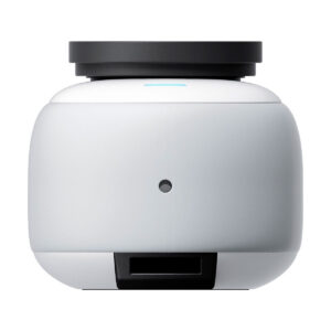 Insta360_Go_3_007 Lähikuva Insta360 Go 3:sta (64 gb), valkoisesta ja mustasta elektroniikkalaitteesta, jossa on pyöreä yläosa, keskellä pyöreä tunnistin ja suorakulmainen aukko alareunassa, valkoista taustaa vasten.