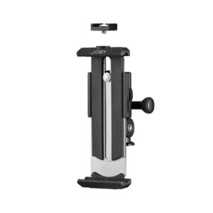Joby GripTight Pro 2 Tablet Mount on mustan ja hopean värinen säädettävä pidike, jossa on sivussa ruuvinuppi ja yläpuolella irrotettava kiinnityskappale, joka on suunniteltu kiinnitettäväksi kolmijalkaan tai jalustaan.