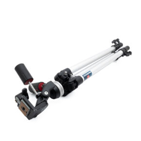 Manfrotto kolmijalka-1 Manfrotto 290 + 141RC 3-tiepää - Käytetty on hopeanvärinen ja musta kamerajalusta, jossa on säädettävä panorointikahva, pidennetyt jalat ja kiinnityslevy kameran helppoa kiinnittämistä varten. Kuvattu valkoisella pohjalla.