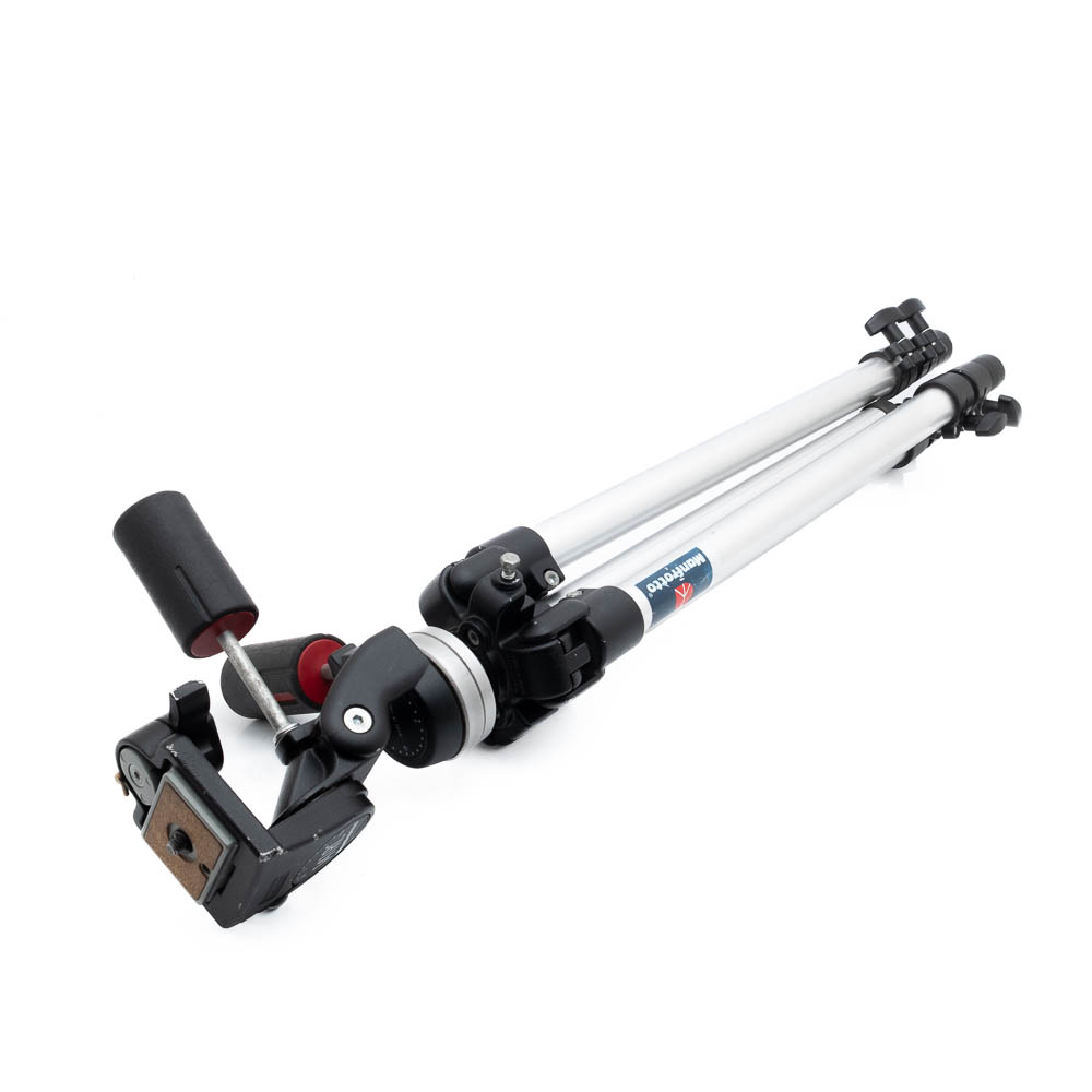 Manfrotto kolmijalka-1 Manfrotto 290 + 141RC 3-tiepää - Käytetty on hopeanvärinen ja musta kamerajalusta, jossa on säädettävä panorointikahva, pidennetyt jalat ja kiinnityslevy kameran helppoa kiinnittämistä varten. Kuvattu valkoisella pohjalla.