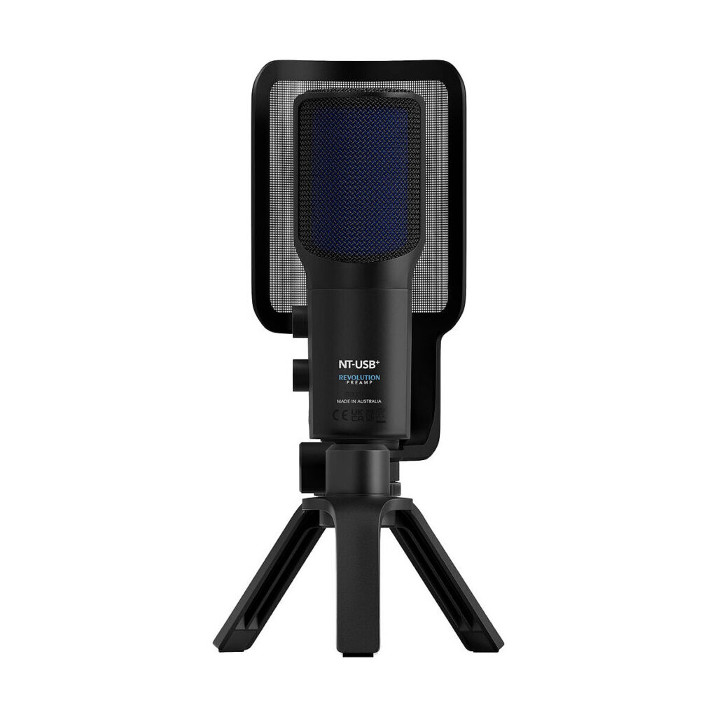 Rode_Video_NT-USB+_001 Musta Rode Videomic ME-C USB -mikrofoni, jossa on sisäänrakennettu pop-suodatin ja jalusta, edestä katsottuna, sininen verkkosäleikkö ja NT-USB-merkintä pohjan lähellä.