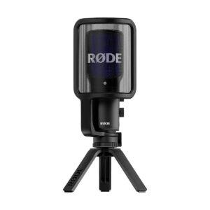 Rode_Video_NT-USB+_002 Rode Videomic ME-C, musta mikrofoni, jossa on verkkomallinen ponnahdussuodatin, on asennettu pieneen kolmijalkaiseen jalustaan ja näytetään valkoista taustaa vasten.