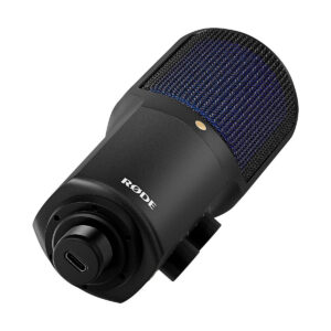 Rode_Video_NT-USB+_003 Musta Rode Videomic ME-C -kondensaattorimikrofoni, jossa on verkkosäleikkö, USB-C-portti ja säätönupit valkoisella pohjalla.