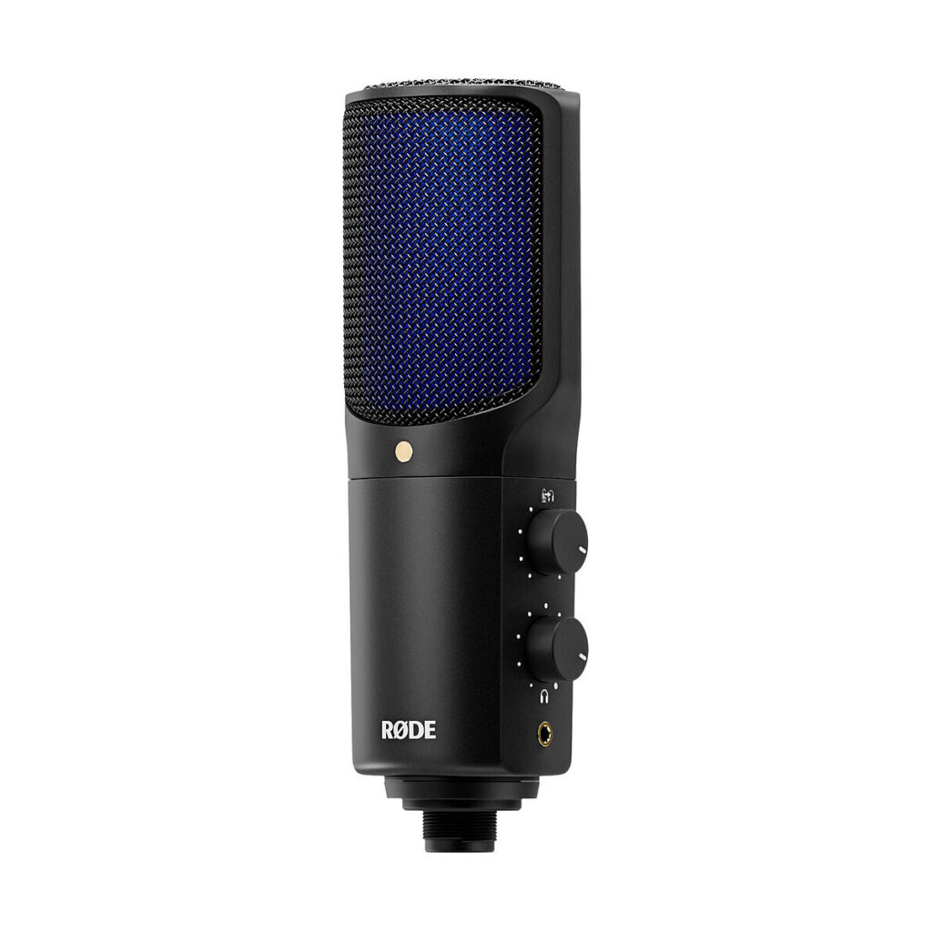 Rode_Video_NT-USB+_005 Rode Videomic ME-C on musta kondensaattorimikrofoni, jossa on sininen säleikkö, kaksi säätönuppia edessä ja kuulokeliitäntä. Se seisoo pystyssä valkoista taustaa vasten.