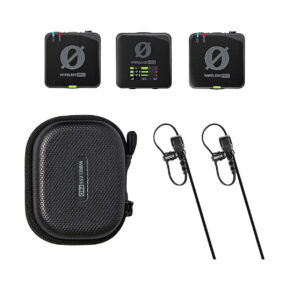 Rode_Wireless_Pro_001 Rode Wireless Pro -langaton mikrofonijärjestelmä sisältää kaksi neliskulmaista lähetintä, vastaanottimen LED-merkkivaloilla, mustan kantolaukun sekä kaksi mustaa solmiomikrofonia klipseillä ja kaapeleilla.