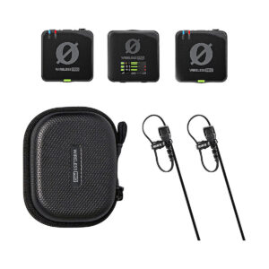 Rode_Wireless_Pro_001 Rode Wireless Pro -langaton mikrofonijärjestelmä sisältää kaksi neliskulmaista lähetintä, vastaanottimen LED-merkkivaloilla, mustan kantolaukun sekä kaksi mustaa solmiomikrofonia klipseillä ja kaapeleilla.