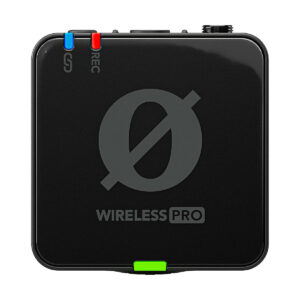 Rode_Wireless_Pro_002 Rode Wireless Pro -langaton mikrofonijärjestelmä on musta, neliönmuotoinen langaton mikrofonilaite, jossa on merkintä WIRELESS PRO ja suuri pyöreä logo, punainen ja sininen painike vasemmalla ylhäällä, vihreä painike alhaalla ja pieni portti oikealla ylhäällä.