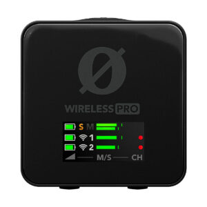 Rode_Wireless_Pro_003 Rode Wireless Pro -langaton mikrofonijärjestelmä on musta langaton audiolaite, jonka näytössä on vihreät signaalipalkit, paristokuvakkeet ja punaiset kanavamerkit. Näytön yläpuolella on WIRELESS PRO -merkintä ja pyöreä logo.