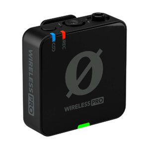 Rode_Wireless_Pro_004 Rode Wireless Pro -langaton mikrofonijärjestelmä on musta, suorakaiteen muotoinen langaton lähetin, jossa on pyöreä logo, punaisilla ja sinisillä merkinnöillä varustetut sivuportit ja vihreä merkkivalo pohjassa.