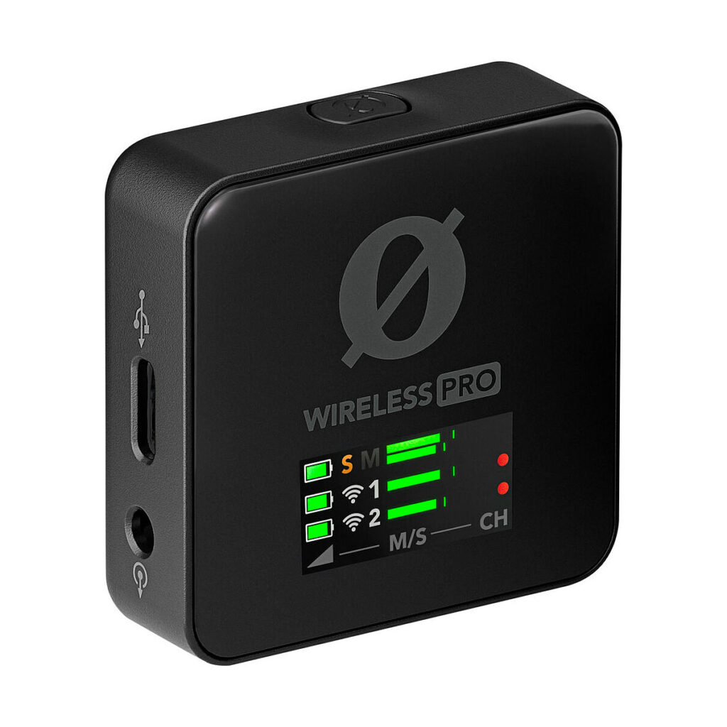 Rode_Wireless_Pro_005 Rode Wireless Pro -langaton mikrofonijärjestelmä on musta langaton audiolähetin, jossa on signaalin voimakkuuden, akun ja kanavien näyttö sekä USB-C- ja kuulokeliitännät sivulla ja WIRELESS PRO -brändi edessä.