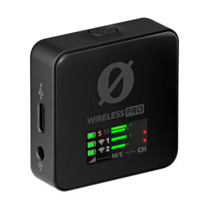 Rode_Wireless_Pro_005 Rode Wireless Pro -langaton mikrofonijärjestelmä on musta langaton audiolähetin, jossa on signaalin voimakkuuden, akun ja kanavien näyttö sekä USB-C- ja kuulokeliitännät sivulla ja WIRELESS PRO -brändi edessä.
