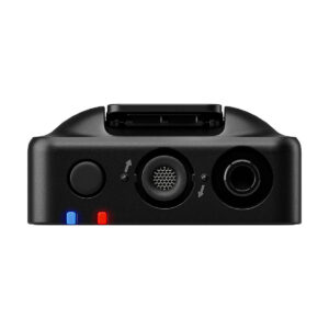 Rode_Wireless_Pro_007 Lähikuvassa Rode Wireless Pro -langaton mikrofonijärjestelmän porttipaneelista näkyy pyöreä sisääntulo, nuolilla varustettu keskusliitin, pyöreä painike sekä siniset ja punaiset merkkivalot mustaa taustaa vasten.