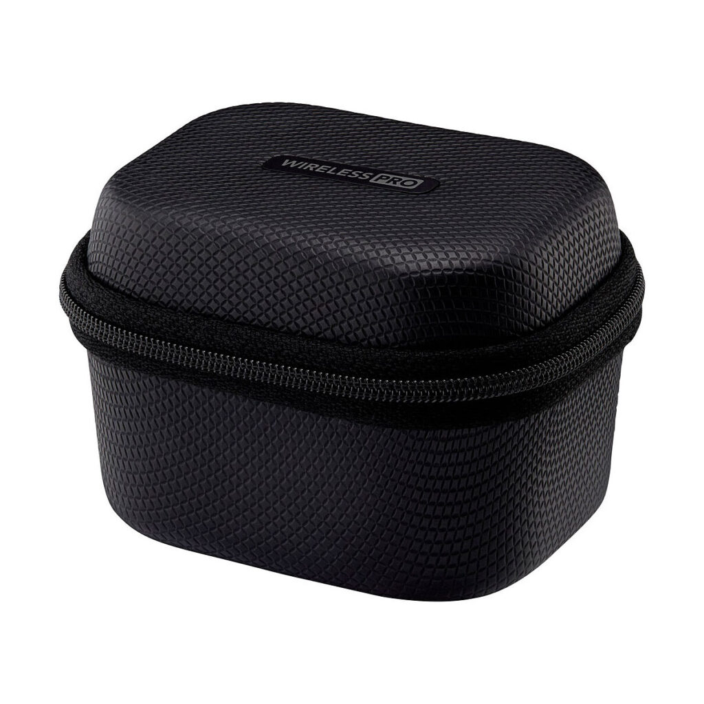 Rode_Wireless_Pro_008 Musta, kuvioitu, suorakaiteen muotoinen vetoketjullinen kantolaukku, jonka kannessa lukee "Wireless PRO", näkyy valkoista taustaa vasten Rode Wireless Pro -langaton mikrofonijärjestelmä.