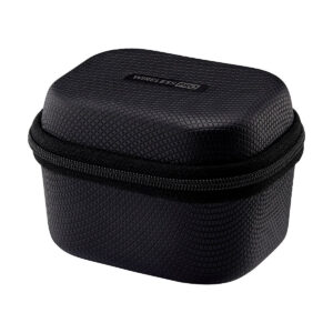 Rode_Wireless_Pro_008 Musta, kuvioitu, suorakaiteen muotoinen vetoketjullinen kantolaukku, jonka kannessa lukee "Wireless PRO", näkyy valkoista taustaa vasten Rode Wireless Pro -langaton mikrofonijärjestelmä.