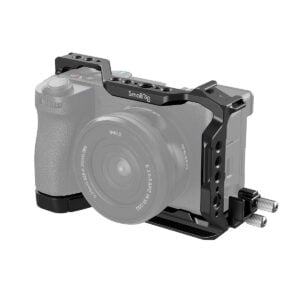 SmallRig_Cage_Kit_for_Sony_Alpha_6700_4336_001 SmallRig 4336 Cage Kit Sony Alpha 6700:lle asennetaan digitaalikameraan, ja se tarjoaa suojaavan kehyksen ja useita lisälaitteiden kiinnityspisteitä. Puoliksi läpinäkyvä kamera ja objektiivi korostavat häkin muotoilua.