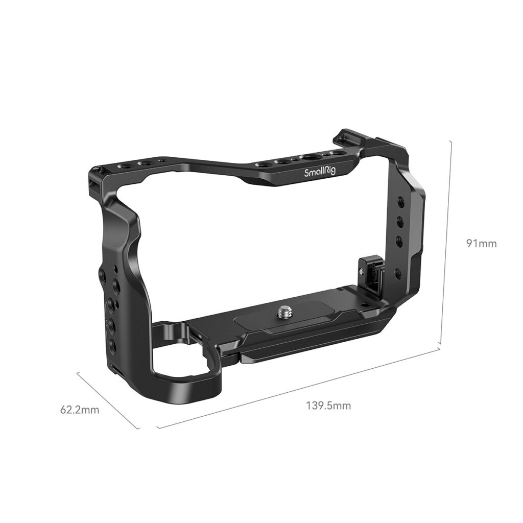 SmallRig 4336 Cage Kit Sony Alpha 6700:lle on musta metallinen kamerahäkki, jossa on kiinnitysreiät ja jonka mitat ovat 139,5 mm leveä, 91 mm korkea ja 62,2 mm syvä.