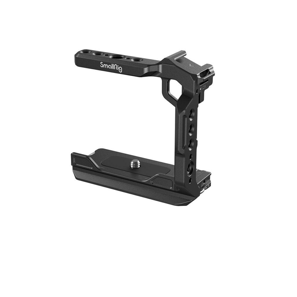 SmallRig_Half_Cage_for_Sony_Alpha_6700_6600_6500_6400_4337_006 SmallRig 4337 Half Cage for Sony Alpha 6700/6600/6500/6400 on musta metallinen L-muotoinen kamerahäkki, jossa on useita kiinnityspisteitä ja keskellä oleva ruuvipohjainen pohjalevy, joka on suunniteltu lisävarusteiden kiinnittämiseen turvallisesti kameraan.