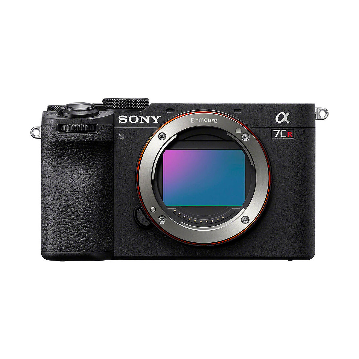 Etukuva Sony A7CR -järjestelmäkamera, musta, näyttää sen valotettu kuvakenno, kuvioitu vasemmanpuoleinen kahva, ja ylhäältä asennettu säätöpyörät.
