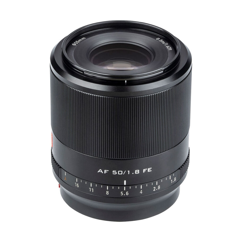 Viltrox_50mm_1.8_001 Viltrox AF 50mm f/1.8 -objektiivi Sony E:lle, jossa on uurrettu tarkennusrengas ja aukkomerkinnät, on esitetty pystyssä valkoisella taustalla.