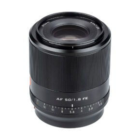 Viltrox_50mm_1.8_001 Viltrox AF 50mm f/1.8 -objektiivi Sony E:lle, jossa on uurrettu tarkennusrengas ja aukkomerkinnät, on esitetty pystyssä valkoisella taustalla.
