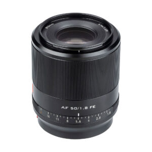 Viltrox_50mm_1.8_001 Viltrox AF 50mm f/1.8 -objektiivi Sony E:lle, jossa on uurrettu tarkennusrengas ja aukkomerkinnät, on esitetty pystyssä valkoisella taustalla.
