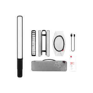 Zhiyun_Fiveray_F100_001 Zhiyun Fiveray F100 Tube Light -putkivalaisimen, ruudukon, kahvan, softbox-diffuusorin, USB-kaapelin, käyttöohjeen ja harmaan kantolaukun tasainen asettelu, kaikki siististi järjestettynä valkoiselle taustalle.
