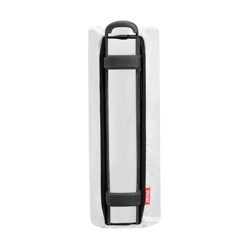 Zhiyun_Fiveray_F100_002 Suorakulmainen, valkoinen Zhiyun Fiveray F100 Tube Light -pussi, jossa on kirkas muovinen keskiikkuna, musta reunus, yläkahva ja pieni punainen "HEAVY"-merkintä lähellä pohjaa.