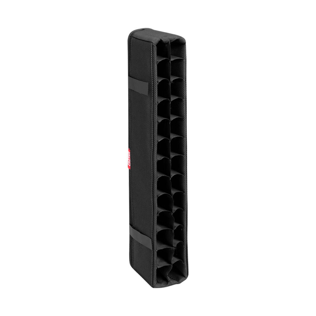 Zhiyun_Fiveray_F100_004 Zhiyun Fiveray F100 Tube Light on musta suorakulmainen kangasorganisaattori, jossa on useita yksittäisiä aukkoja yhdessä sarakkeessa ja joka on suunniteltu tavaroiden pystysuoraan pitämiseen ja säilyttämiseen.