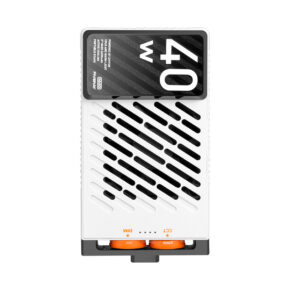 Zhiyun Fiveray M40 Pocket Light on valkoinen suorakaiteen muotoinen 40 watin laite, jossa on mustat diagonaaliset tuuletusaukot, oranssi säätönuppi alareunassa ja musta näyttö, jonka yläosassa lukee "40W".