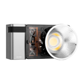 Zhiyun LED Molus X100 COB Light Pro on kompakti, suorakulmainen studiovalaisin, jossa on suuri hopeinen heijastinlevy, mustat jäähdytysripat ja sivussa näkyvä Zhiyun-brändinimi.