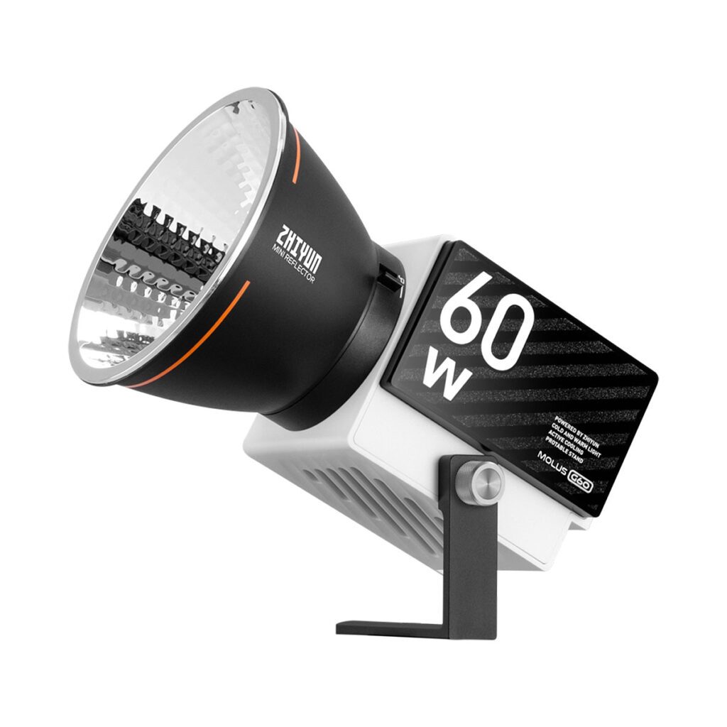 Zhiyun_Molus_g60_002 Zhiyun LED Molus G60 Combo COB -valaisin on kompakti, mustavalkoinen 60 W:n studiovalo, jossa on tuuletettu runko, metallinen kiinnitys ja heijastava sisus valokuvaukseen tai videotuotantoon.