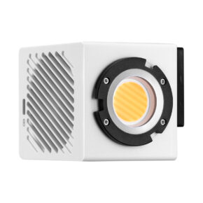 Zhiyun_Molus_g60_004 Zhiyun LED Molus G60 Combo COB -valaisin on kompakti, valkoinen, kuution muotoinen LED-valaisin, jossa on pyöreä linssi toisella puolella ja tuuletuspaneeli viereisellä puolella.